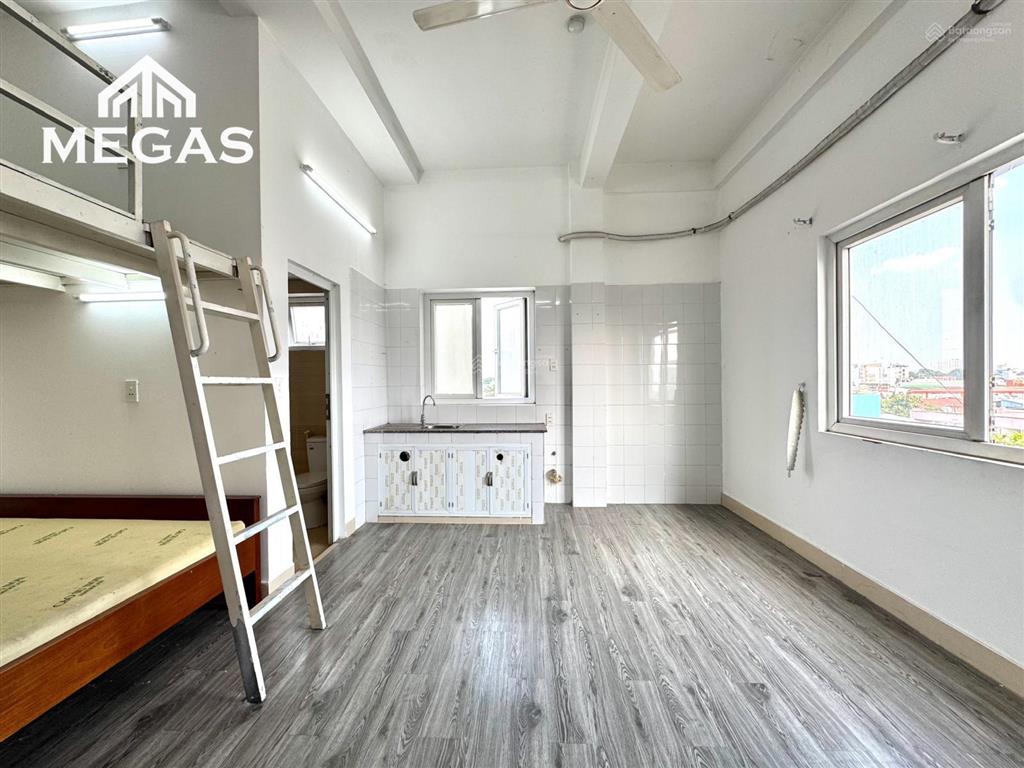 Phòng rộng 30m2 có 2 không gian ngủ, cửa sổ thoáng, ngay nguyễn văn quá, công viên cây sộp