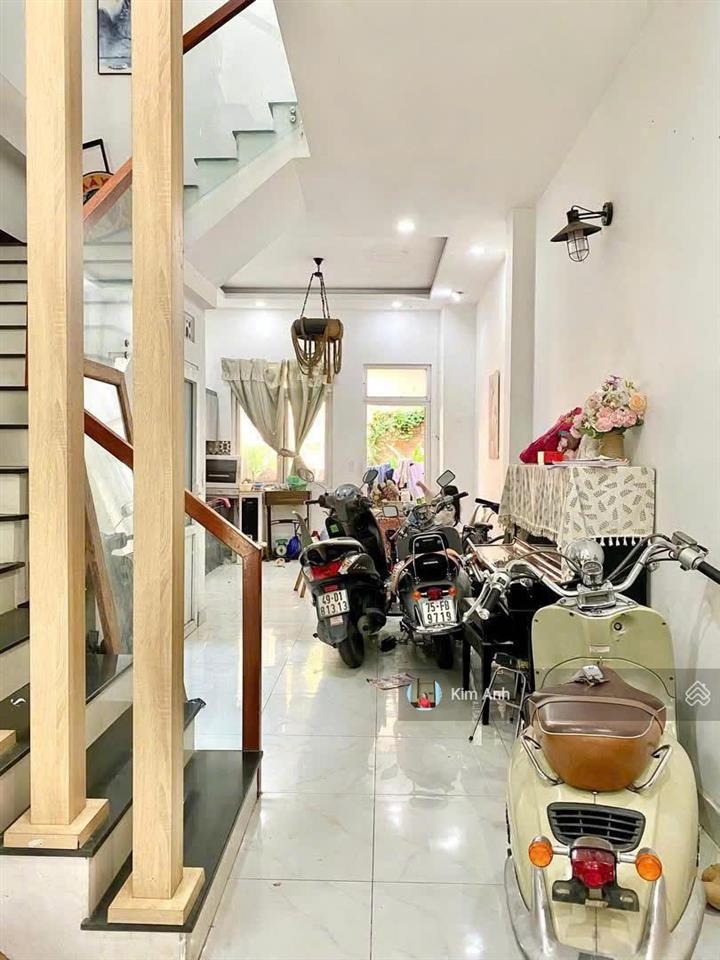 Nhà ngon! bán gấp nhà 3 tầng hoàn công đầy đủ, đường oto 5m, gần bệnh viện đa khoa thủ đức