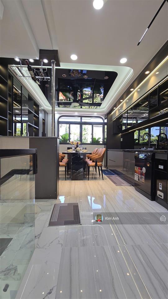 Nhà xây kĩtâm huyết, bán nhà 4 tầng, cách pvđ 30m, đường trước nhà 8m có vỉa hè, đầy đủ nội thất