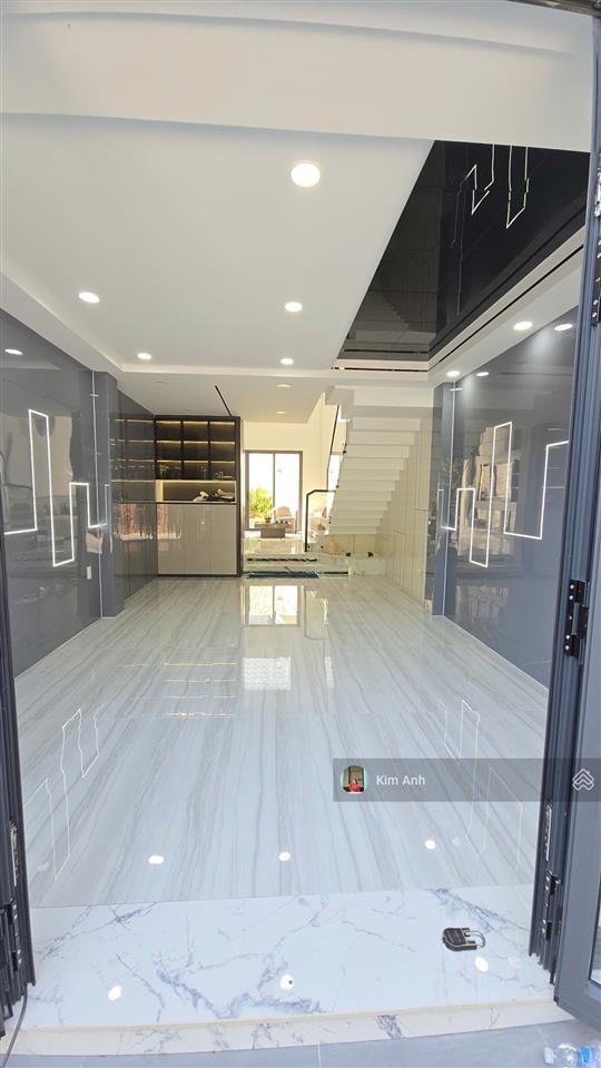 Nhà xây kĩtâm huyết, bán nhà 4 tầng, cách pvđ 30m, đường trước nhà 8m có vỉa hè, đầy đủ nội thất