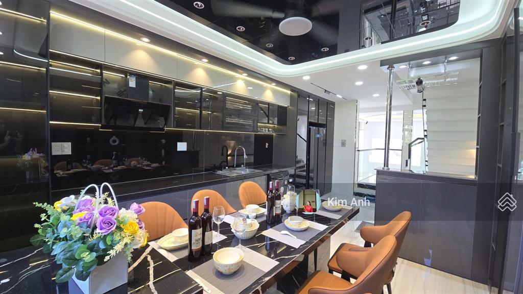 Nhà xây kĩtâm huyết, bán nhà 4 tầng, cách pvđ 30m, đường trước nhà 8m có vỉa hè, đầy đủ nội thất