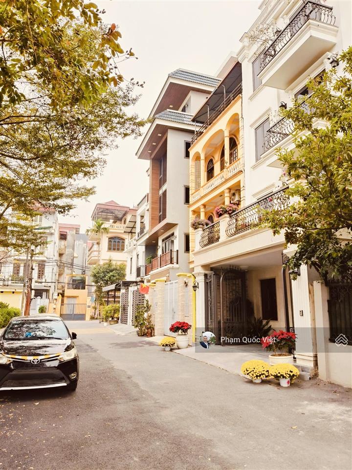Bồ đề lâm hạ hồng tiến tạ đông trung nguyễn sơn