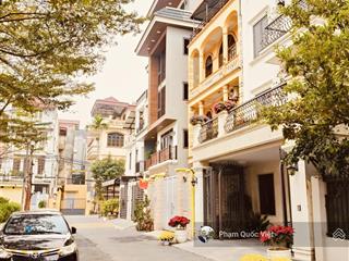 Bồ đề lâm hạ hồng tiến tạ đông trung nguyễn sơn