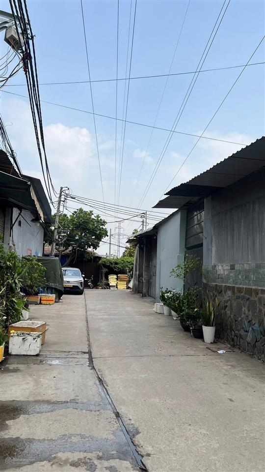Nhà ngay lê văn quới, đs14. nhà cũ tiện xây mới  2 tầng  32m2 ngang 4m, hẻm xe hơi gần mặt tiền