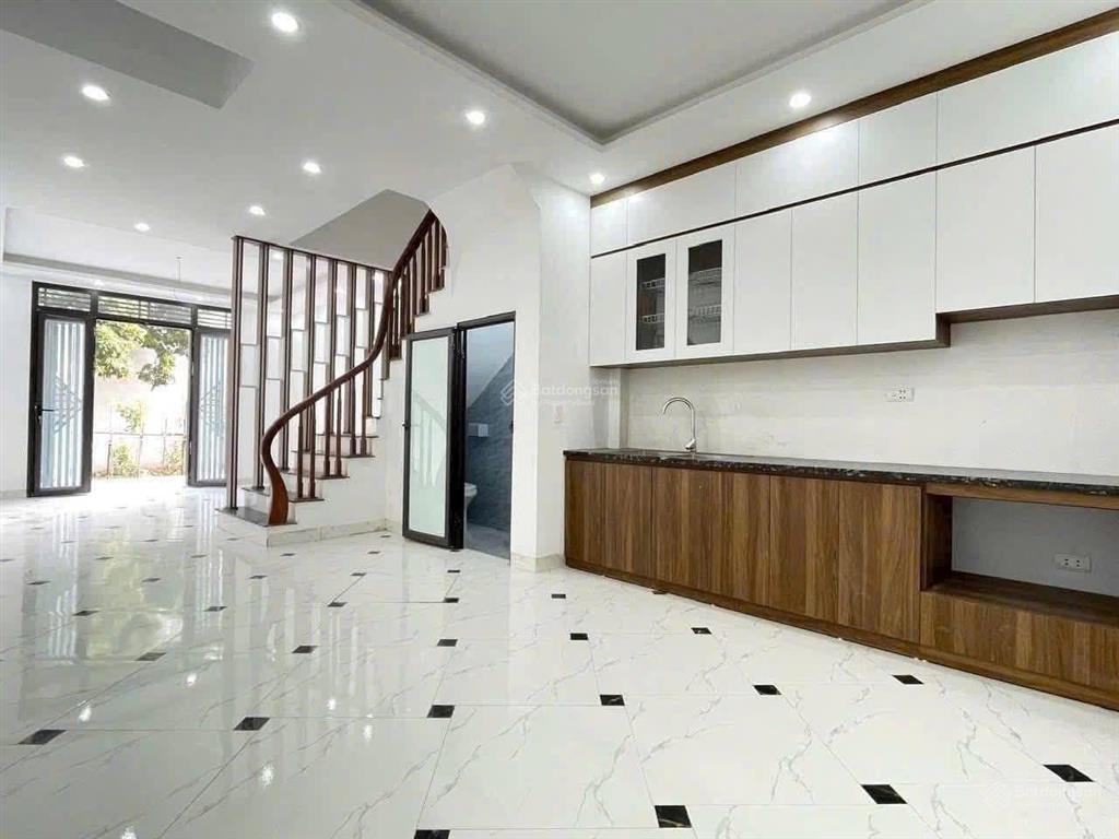 Nhà 4,tầng dt46,m ngõ nông ! gầnôtôcách180,m ra đường 3.5 nối trịnh văn bô !
quanh 5,đồng