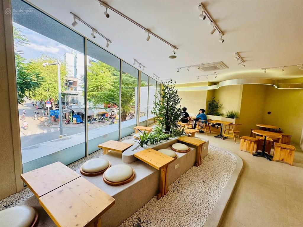 Mt phố ẩm thực rạch bùng binh quận 3  176m2 (14x15)  1t1l đang cho thương hiệu cafe thuê 150tr/th