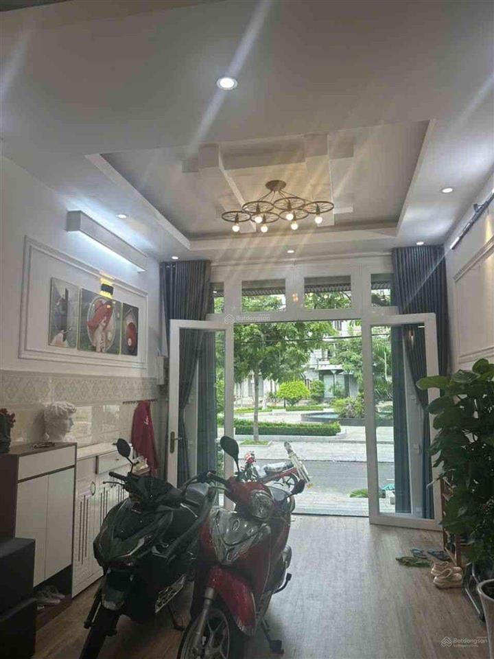 Mặt tiền đối diện công viên khu bình phú  nhà mới ở ngay  4x18m  4 tầng  giá tốt