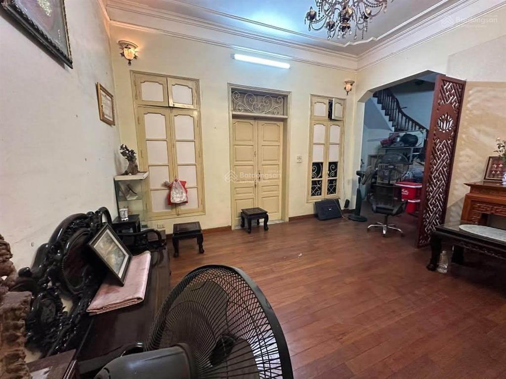 Bán nhà mặt phố hoàng cầu, đống đa, kinh doanh sầm uất ngày đêm, vỉa hè rộng. diện tích 185m2 54 tỷ