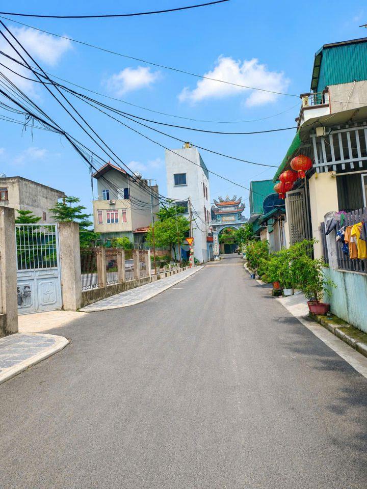 Nhà đẹp quá, đi tí là ra tỉnh lộ 419 rồi. Ngay gần trường cấp 3 Chúc Sơn.