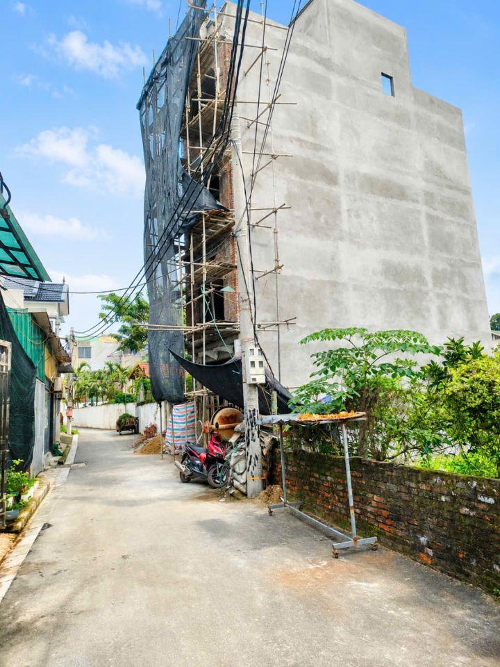Nhà đẹp quá, đi tí là ra tỉnh lộ 419 rồi. Ngay gần trường cấp 3 Chúc Sơn.