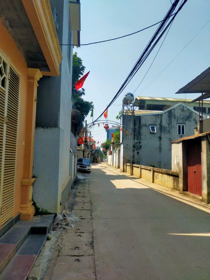 Cần bán gấp đất gần chợ Cống Chúc Sơn, cách quốc lộ 6 300m. Giá rẻ 2.x tỷ.