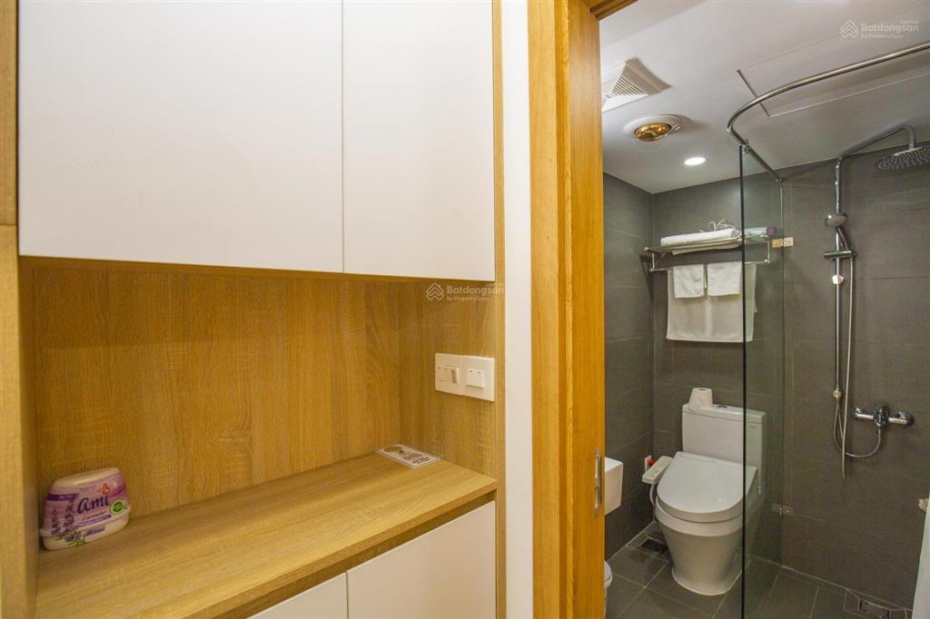 Căn hộ dịch vụ mặt phố linh lang  850 usd/tháng  2 ngủ 2 wc  75m2  full đồ  ban công  gym