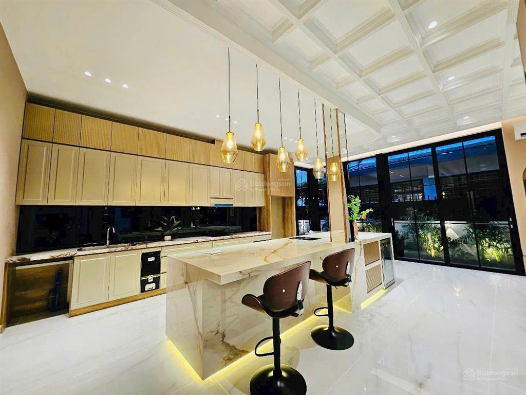 Cho thuê bt phú mỹ hưng, nhà mới 100% có thang máy, full nội thất mới cao cấp. giá thuê 180tr/tháng