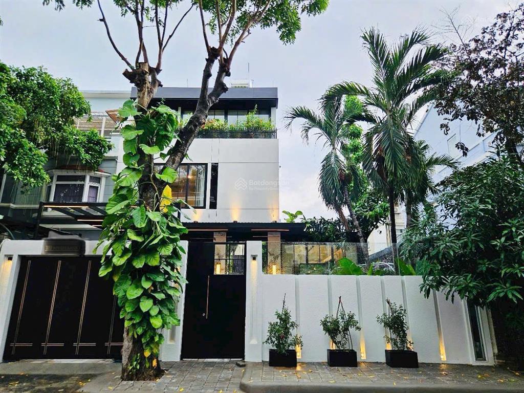 Cho thuê bt phú mỹ hưng, nhà mới 100% có thang máy, full nội thất mới cao cấp. giá thuê 180tr/tháng