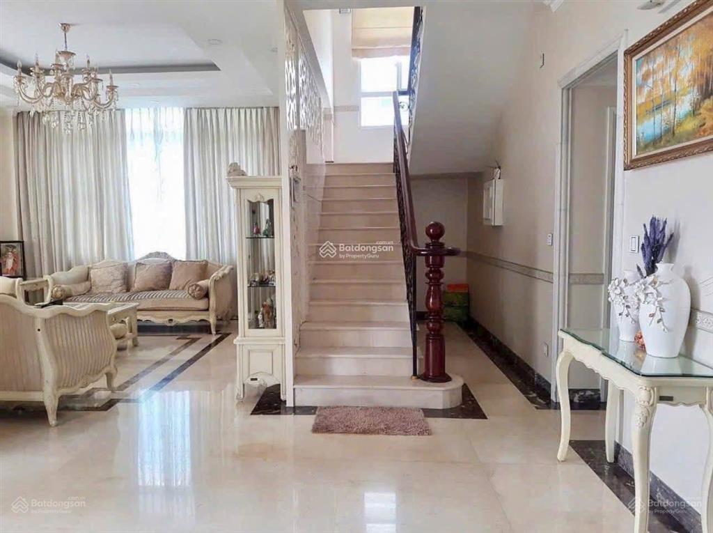 Cho thuê bt đơn lập phú mỹ hưng  đường 19 , 6 phòng ngủ  đầy đủ nội thất. giá thuê 98tr/tháng tl