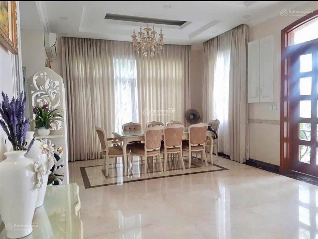 Cho thuê bt đơn lập phú mỹ hưng  đường 19 , 6 phòng ngủ  đầy đủ nội thất. giá thuê 98tr/tháng tl