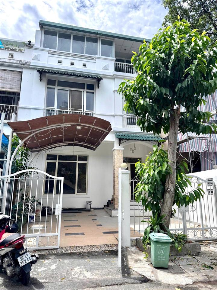 Cho thuê biệt thự giá tốt khu compound hưng thái  pmh, 126m2, 4pn nội thất cơ bản. giá 36tr/tháng