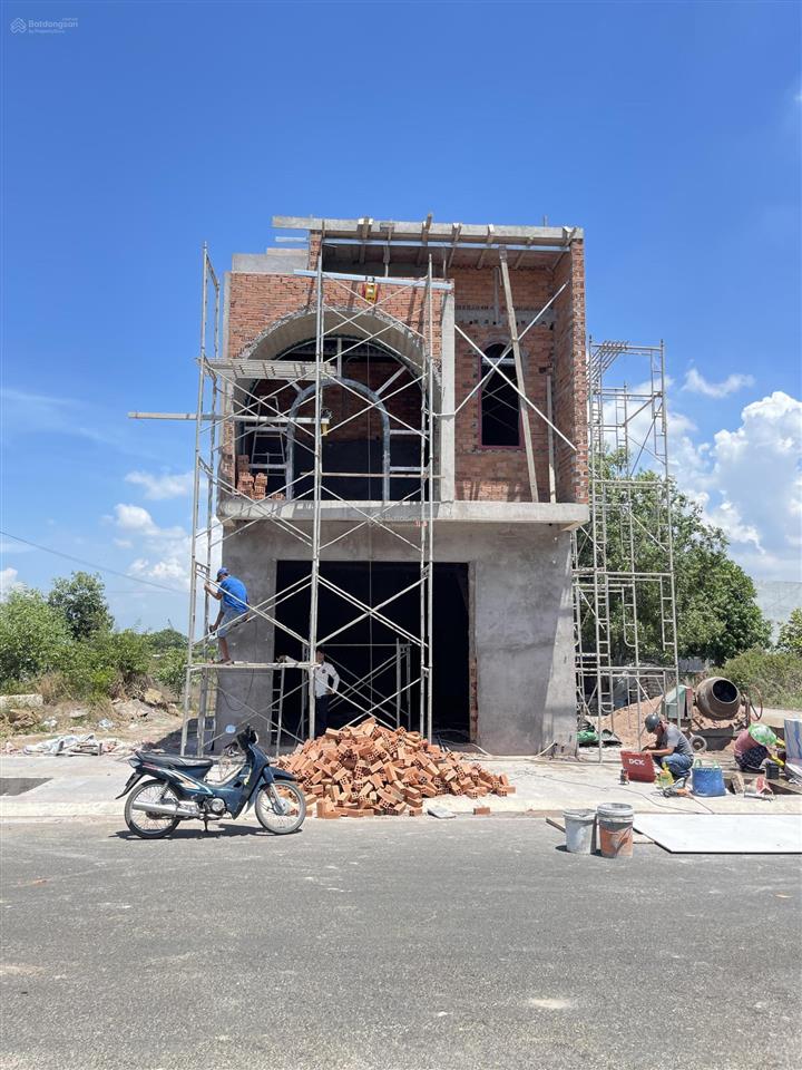 Bán nhà 1 trệt 1 lầu (3 pn ) mới 100% đường nhựa p.long tâm giá chỉ 2 tỷ 980.