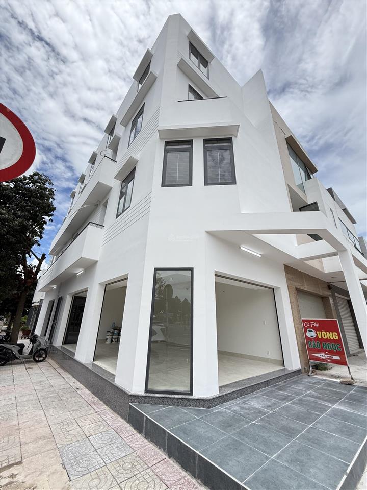Bán nhà 4 tầng góc võ văn kiệt  chu văn an  bà rịa (6 phòng ngủ) 1 showroom cho thuê 40 tr/1th