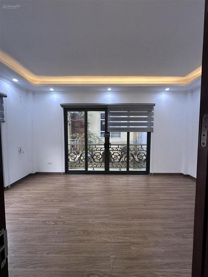 Bán nhà 6 tầng thang máy , ô tô , xây mới đẹp , nhà có ban công đẹp nằm ngay gần đường to