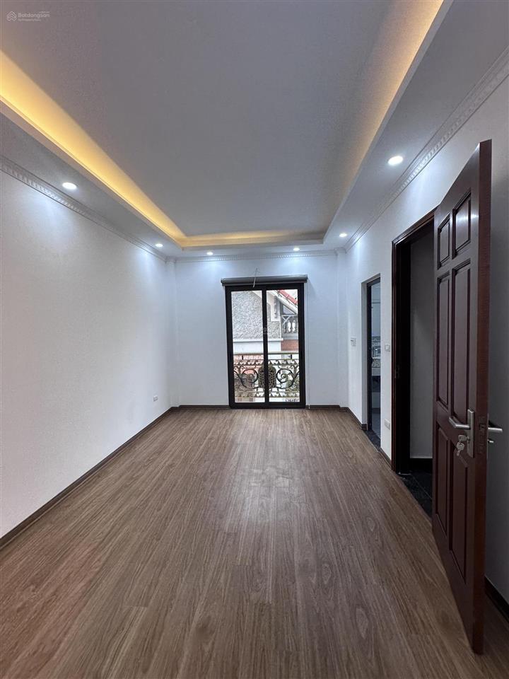 Bán nhà 6 tầng thang máy , ô tô , xây mới đẹp , nhà có ban công đẹp nằm ngay gần đường to