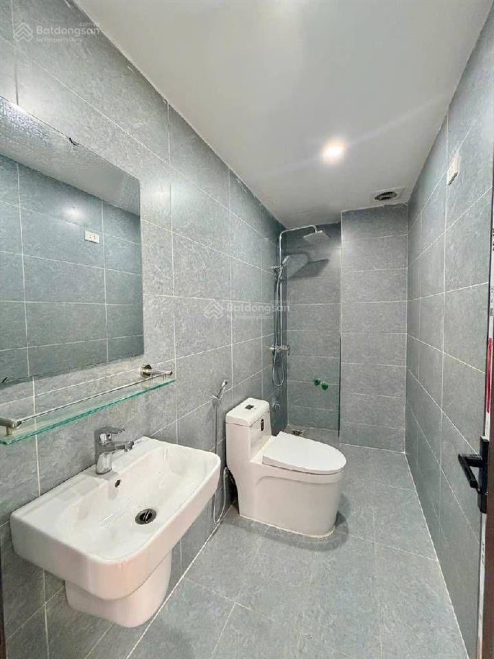 Bán nhà 6 tầng thang máy , ô tô , xây mới đẹp , nhà có ban công đẹp nằm ngay gần đường to