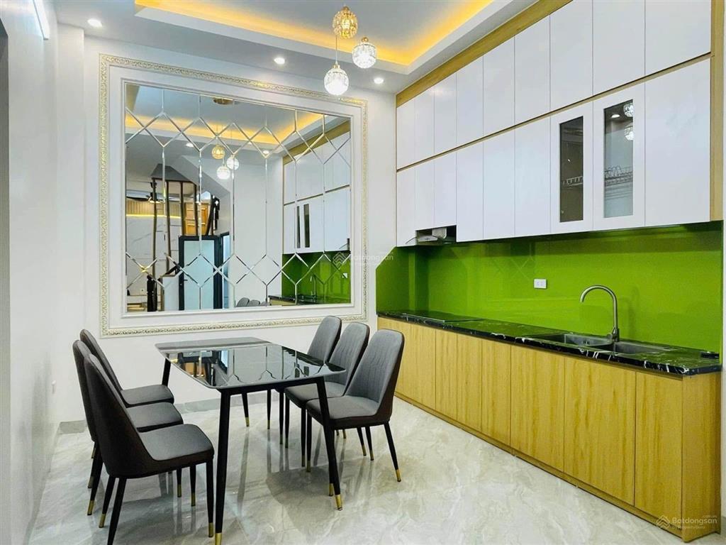Bán nhà giải phóng ngay gần bến xe giáp bát, nhà dt 40 mét vuông đẹp