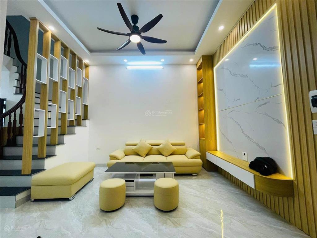 Bán nhà giải phóng ngay gần bến xe giáp bát, nhà dt 40 mét vuông đẹp