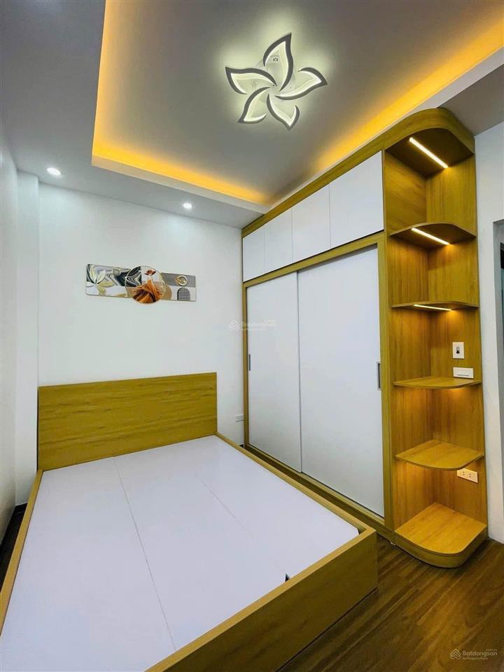 Bán nhà giải phóng ngay gần bến xe giáp bát, nhà dt 40 mét vuông đẹp