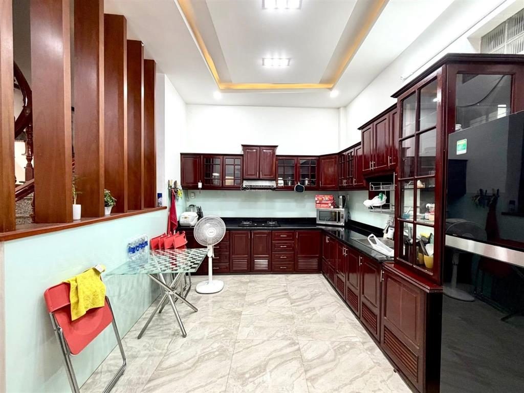 Nhà phú nhuận, 3 tầng, gần mt, 4 phòng ngủ nội thất cao cấp, sổ chính chủ, giá chỉ 9.5 tỷ còn bớt