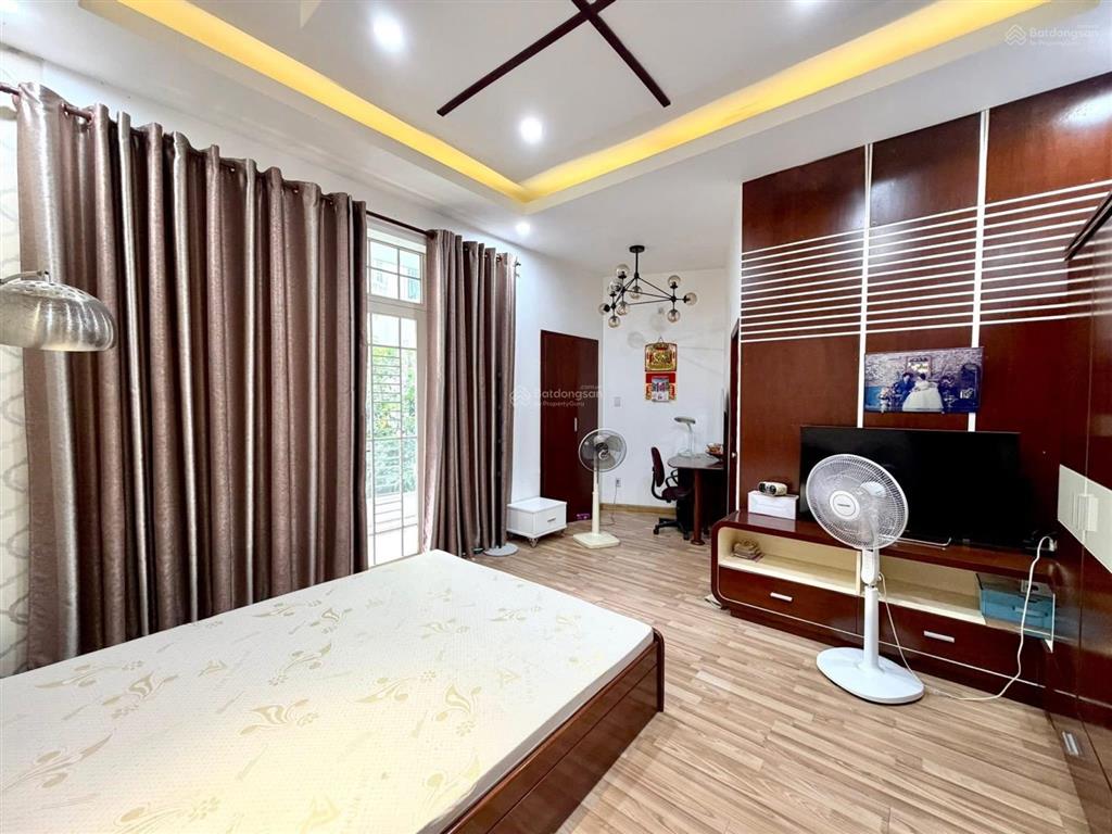 Nhà phú nhuận, 3 tầng, gần mt, 4 phòng ngủ nội thất cao cấp, sổ chính chủ, giá chỉ 9.5 tỷ còn bớt