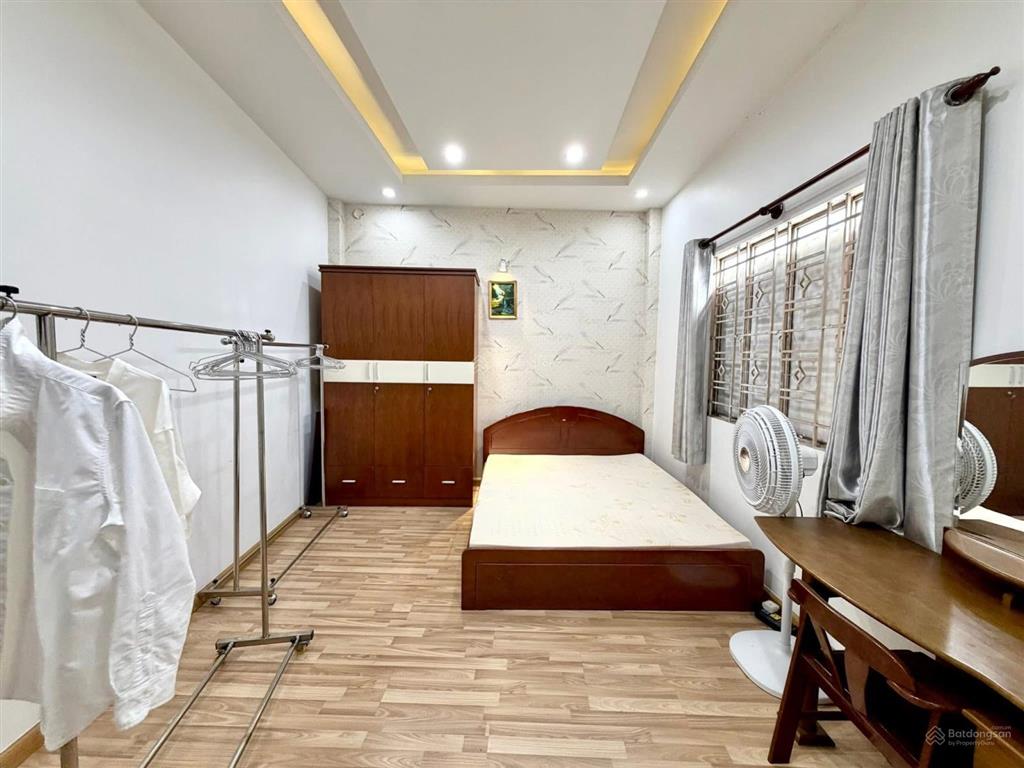 Nhà phú nhuận, 3 tầng, gần mt, 4 phòng ngủ nội thất cao cấp, sổ chính chủ, giá chỉ 9.5 tỷ còn bớt