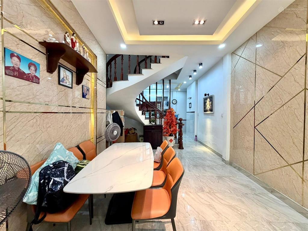 Nhà phú nhuận, 3 tầng, gần mt, 4 phòng ngủ nội thất cao cấp, sổ chính chủ, giá chỉ 9.5 tỷ còn bớt