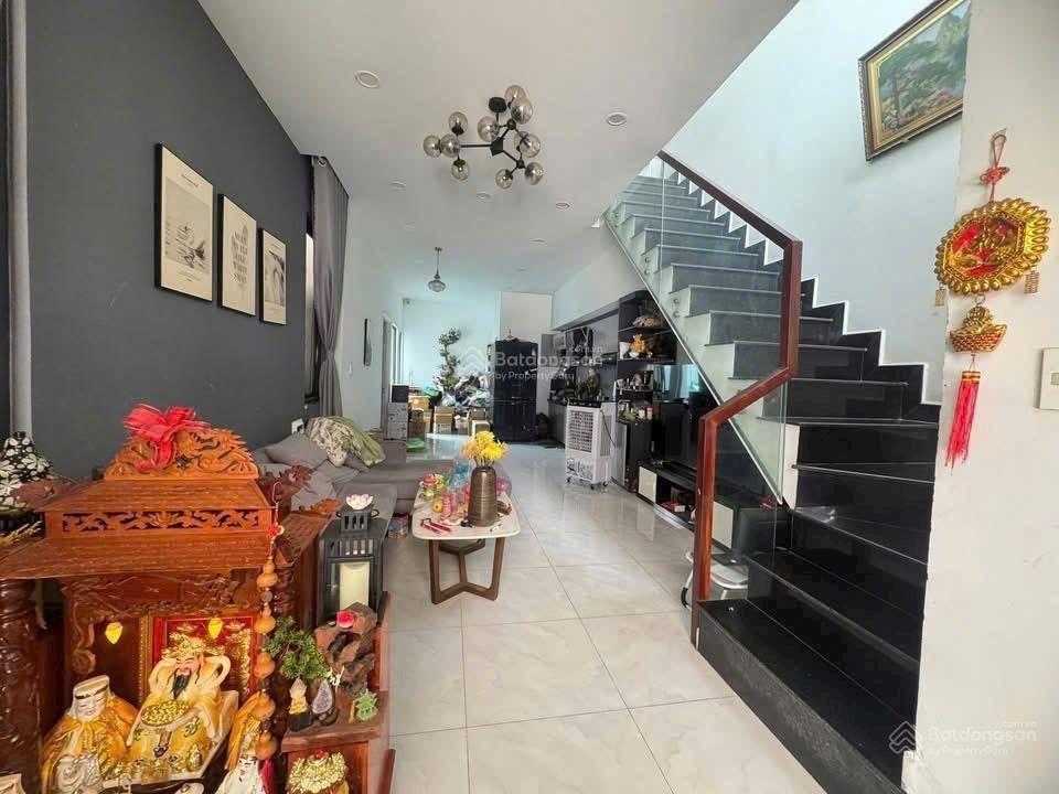 Cho thuê nhà lầu trệt  full nội thất 3pn  102m2 hẻm xe tải  sân ôtô