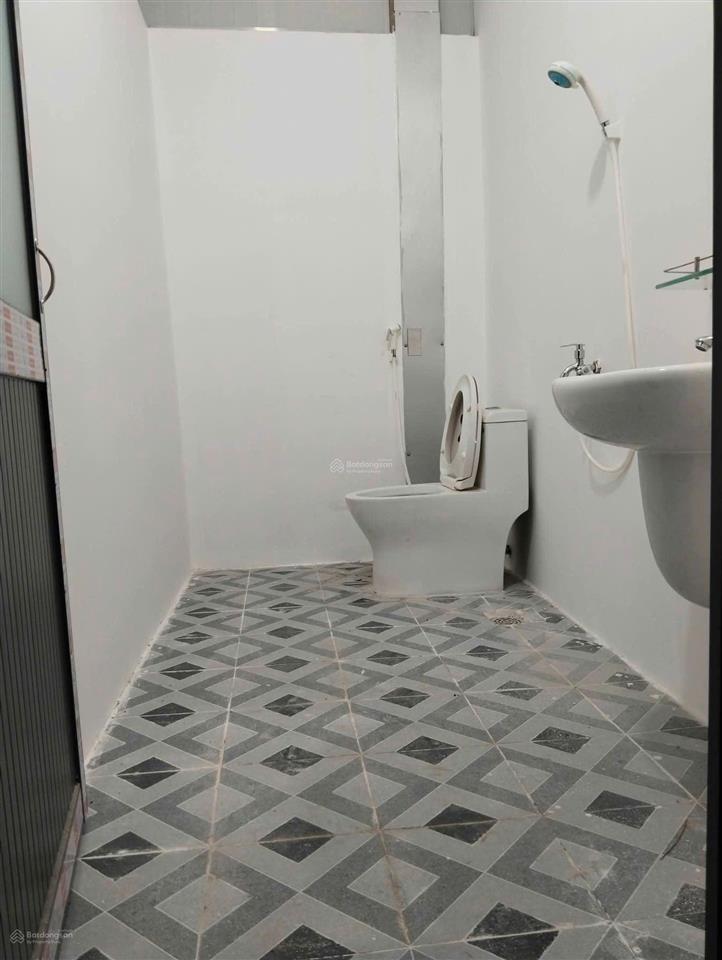 Phòng trọ rộng rãi có 2pn, phòng khách, bếp và wc đầy đủ, hẻm ô tô, giá chỉ 3tr