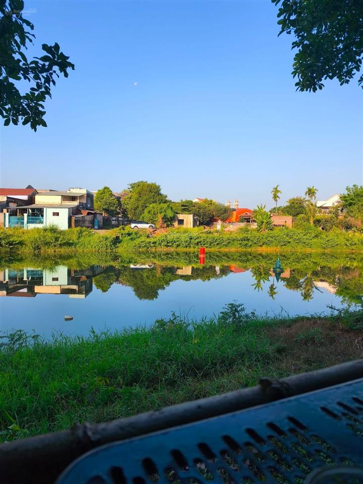 150m đg nhua 7m. giáp sông cách trung tâm 6km. tiện cich xung quanh.