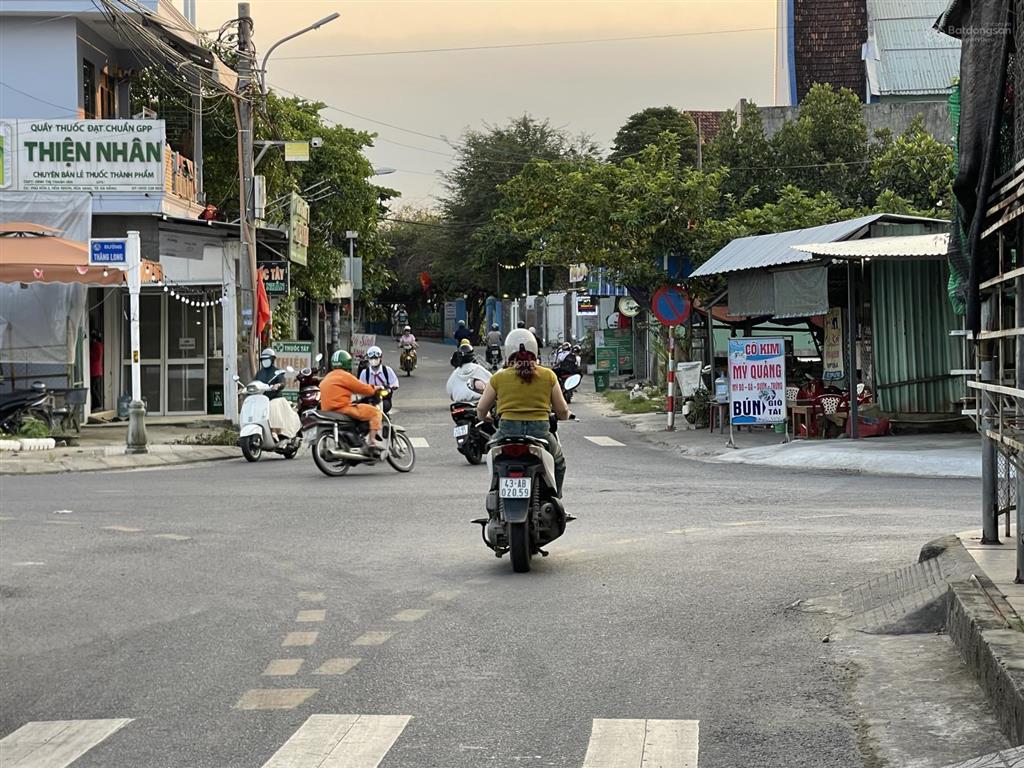 150m đg nhua 7m. giáp sông cách trung tâm 6km. tiện cich xung quanh.