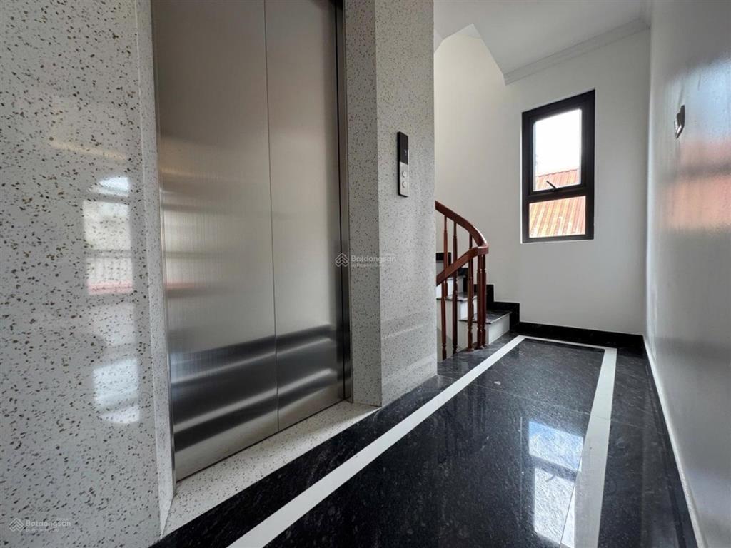 Nhà nguyễn văn trỗi  lô góc  thang máy  gara ô tô  văn phòng đẳng cấp