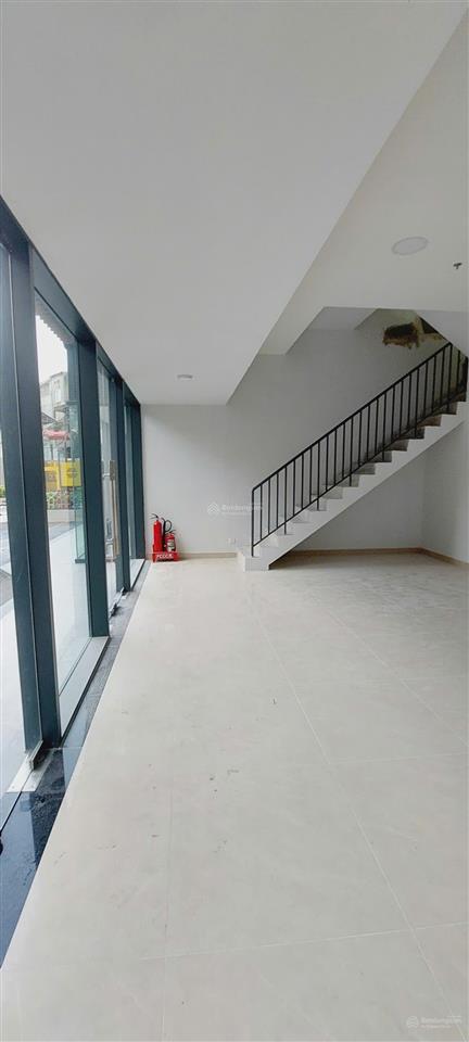Cho thuê shophouse đặc biệt 1 trệt 1 lầu dhomme ngay mặt tiền kế sảnh chính tòa nhà
