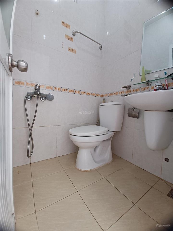 Phòng trọ q4 2 người ở trung tâm sài gòn. giá tiết kiệm. cửa sổ lớn. gần đh luật, nguyễn tất thành
