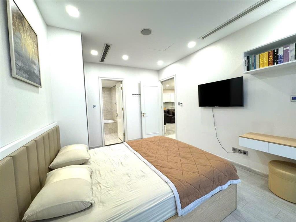 (giá tốt) vinhomes golden river  căn 4pn 160m2 giá chỉ 69 triệu/ tháng.  em linh 0906 322 ***