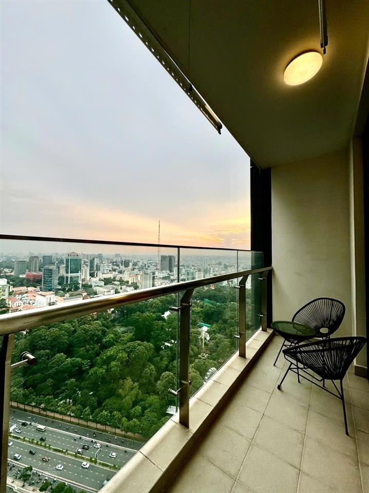 (giá tốt) vinhomes golden river  căn 4pn 160m2 giá chỉ 69 triệu/ tháng.  em linh 0906 322 ***