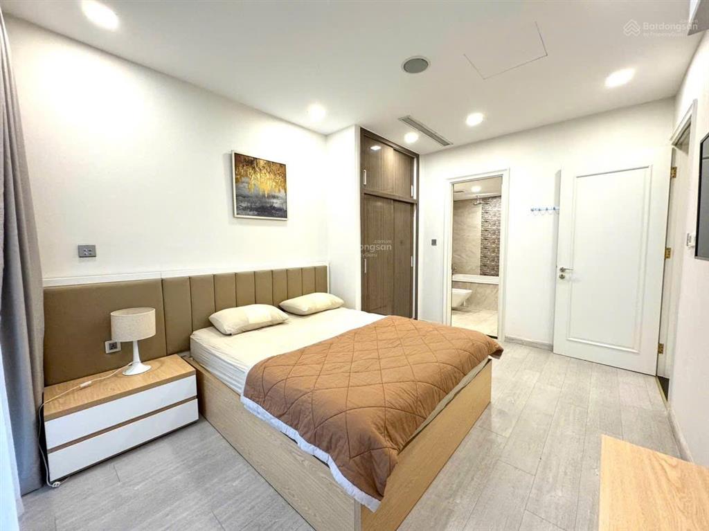 (giá tốt) vinhomes golden river  căn 4pn 160m2 giá chỉ 69 triệu/ tháng.  em linh 0906 322 ***