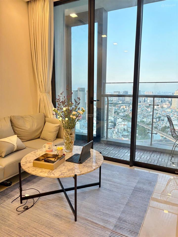 Cần bán gấp căn hộ vinhomes golden river 2pn  2wc 70m2 giá chỉ 14,7 tỷ view landmark 81