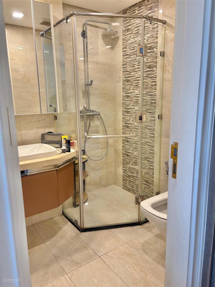 Cần bán gấp căn hộ vinhomes golden river 2pn  2wc 70m2 giá chỉ 14,7 tỷ view landmark 81