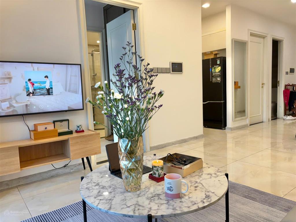 Cần bán gấp căn hộ vinhomes golden river 2pn  2wc 70m2 giá chỉ 14,7 tỷ view landmark 81