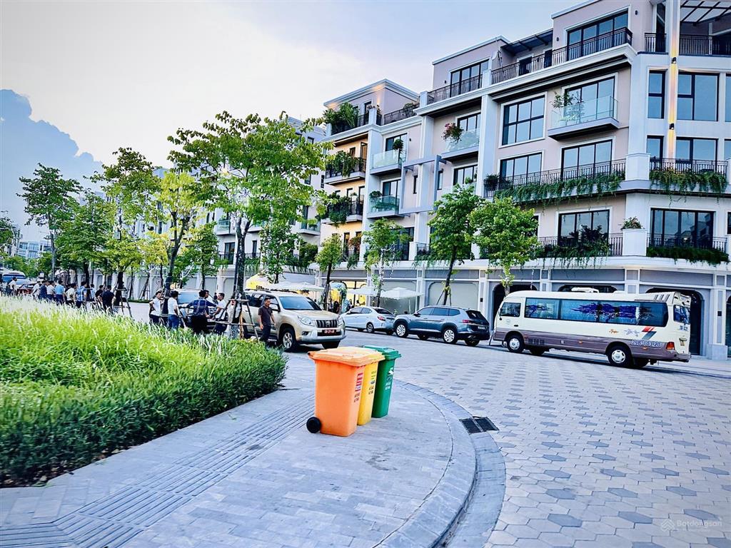 Tôi cần cho thuê t2  5 giá 23tr có thang máy full nội thất cao cấp