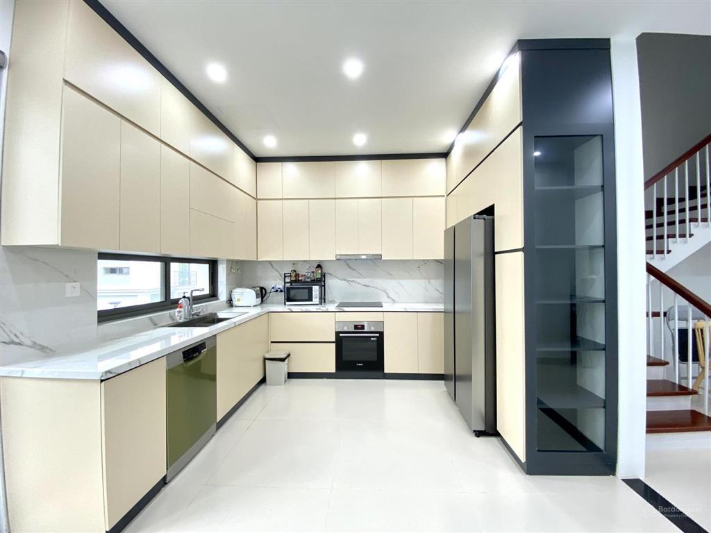Tôi cần cho thuê căn góc 3 mặt thoáng 100m2x5 tầng giá chỉ 45tr có thang máy tiện lợi