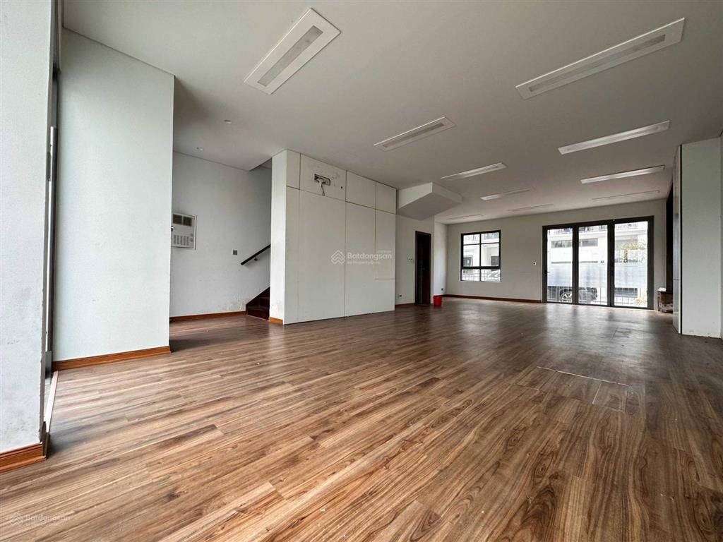 Tôi cần cho thuê căn góc 3 mặt thoáng 100m2x5 tầng giá chỉ 45tr có thang máy tiện lợi
