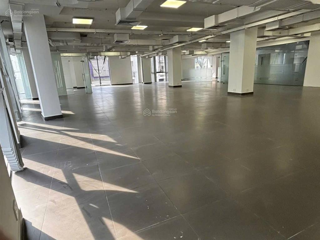 Văn phòng mặt tiền đường cửu long, dt 360m2 sàn. trống suốt. sàn trống bàn giao ngay.
